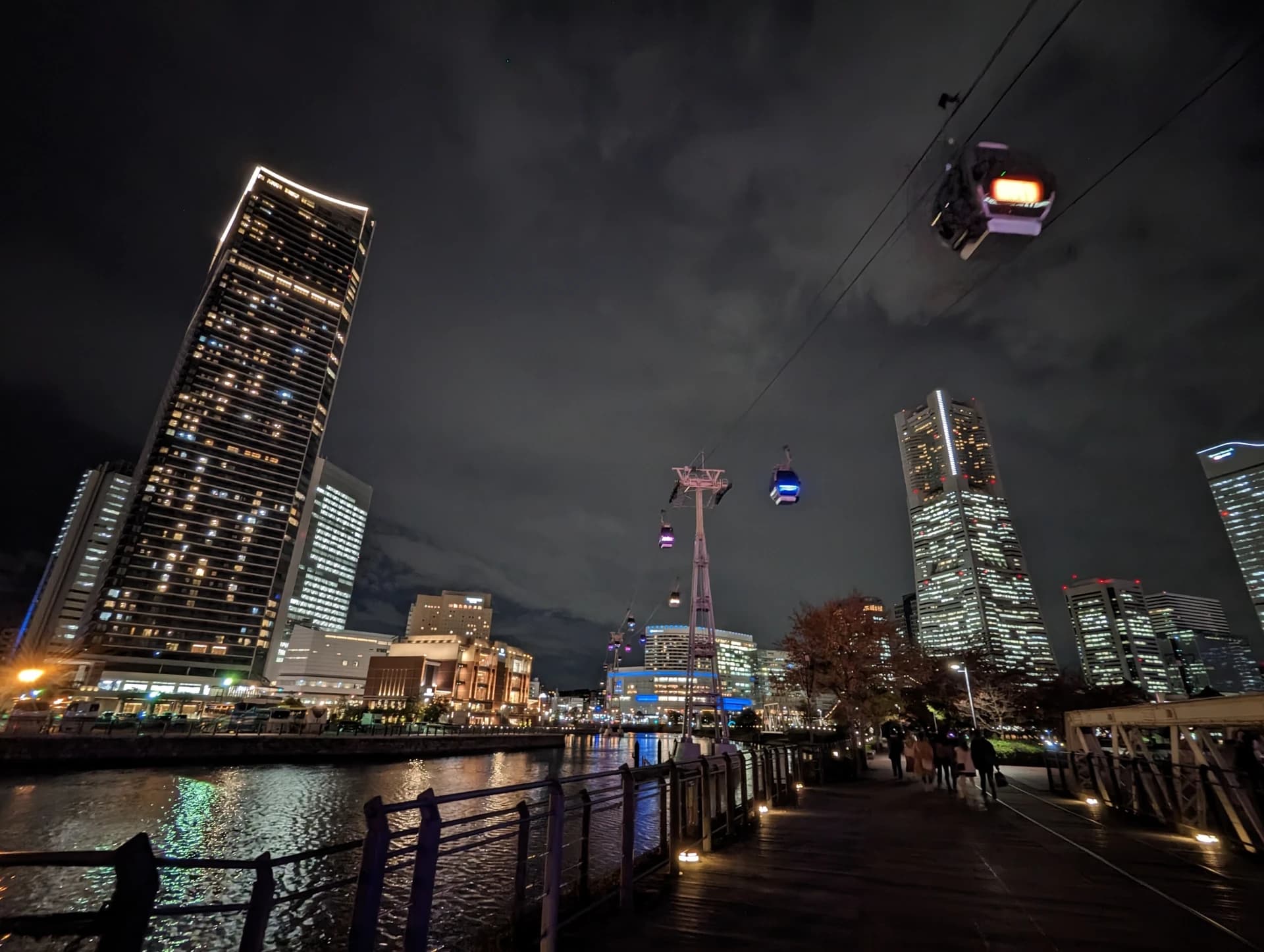 横滨运河上空穿梭的空中缆车