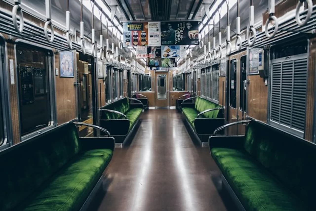 옆으로 이동하는 일반 열차