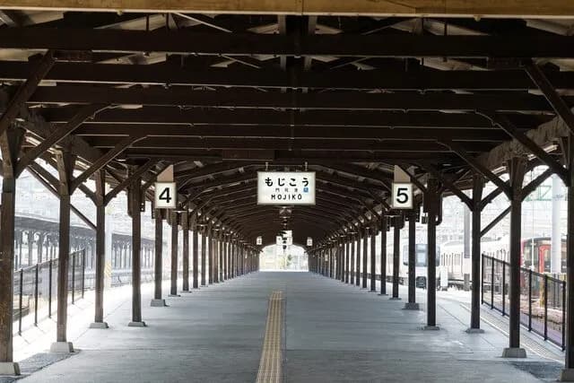 모지코 역 내부